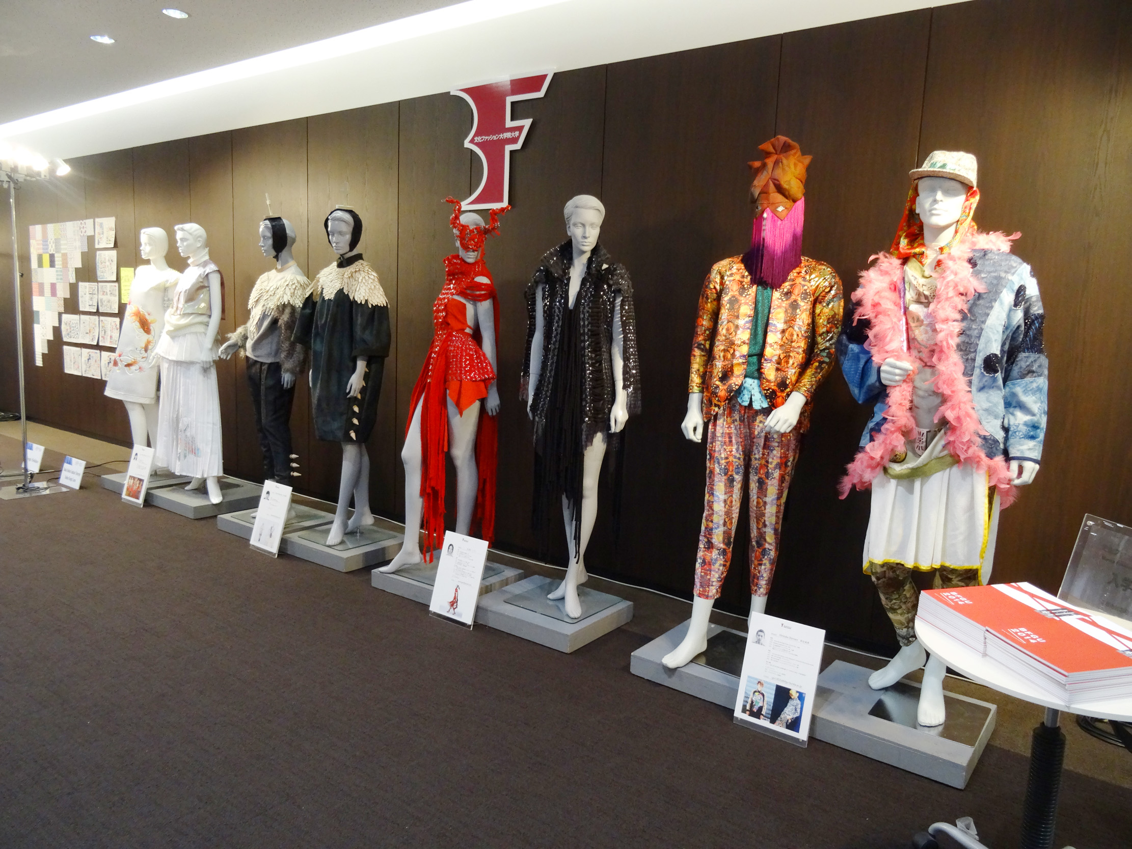 合同展示会「PLUG IN」(繊研新聞社主催)にファッションデザインコース生が作品を展示しました。